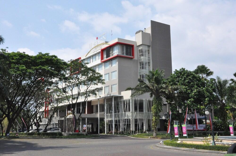 Grand Cakra Hotel Malang Ngoại thất bức ảnh