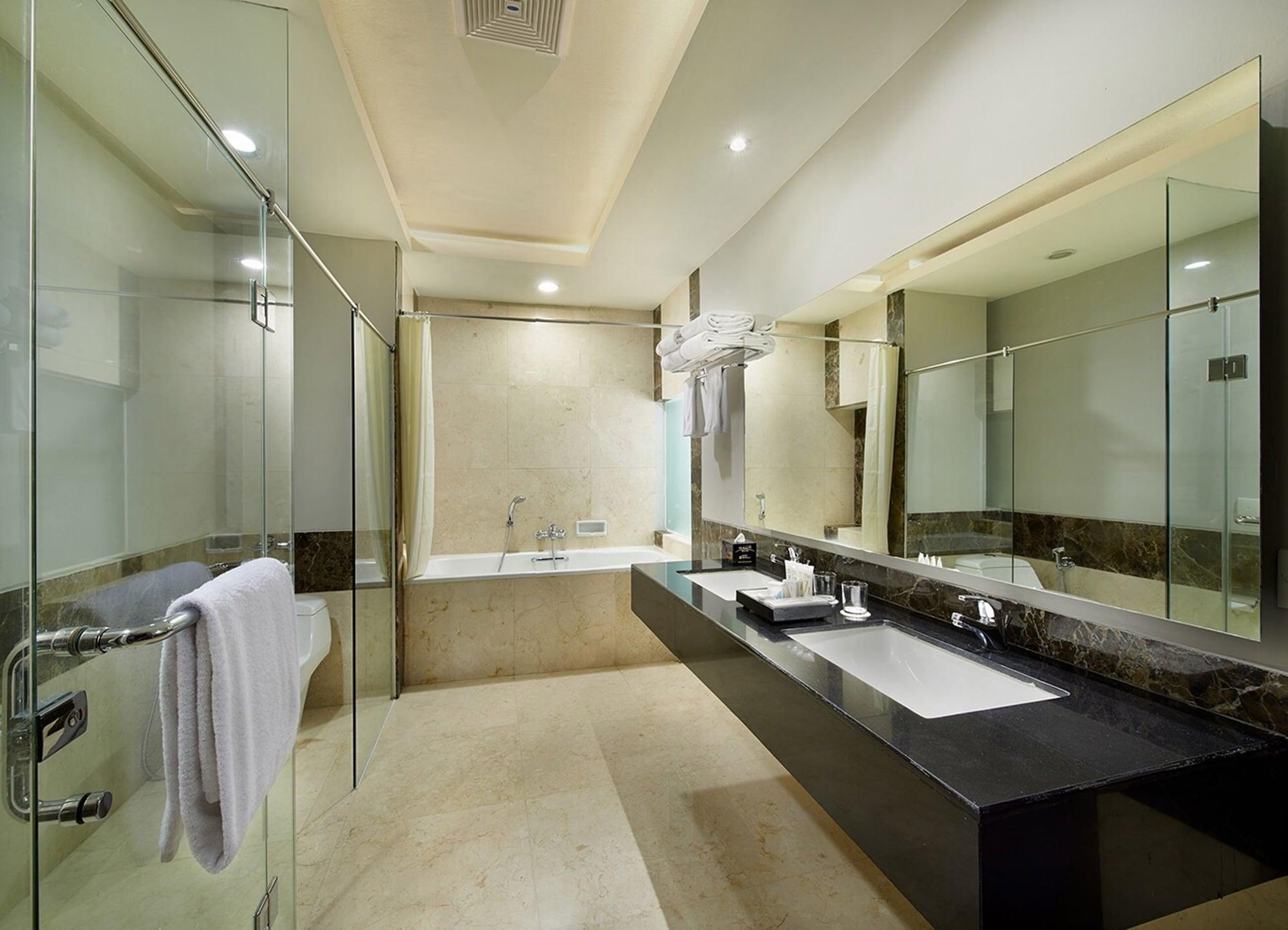 Grand Cakra Hotel Malang Ngoại thất bức ảnh