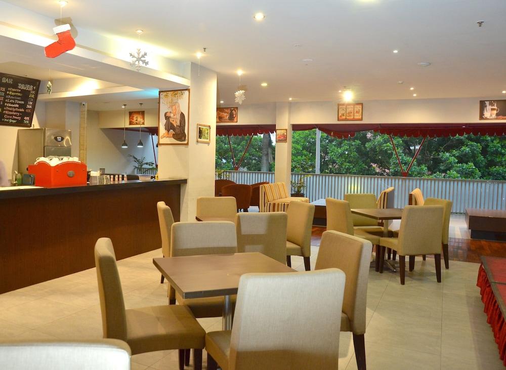 Grand Cakra Hotel Malang Ngoại thất bức ảnh