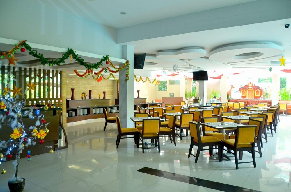 Grand Cakra Hotel Malang Ngoại thất bức ảnh