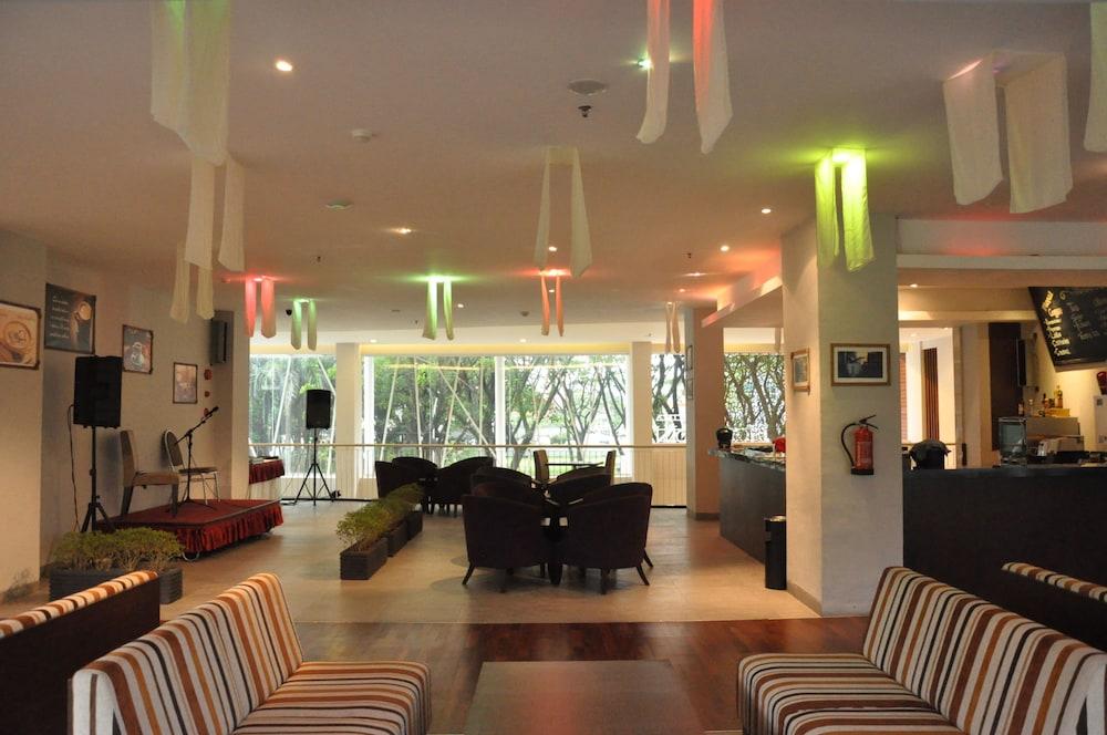 Grand Cakra Hotel Malang Ngoại thất bức ảnh