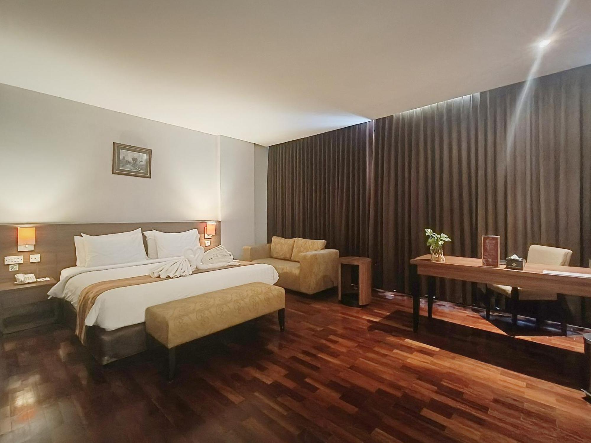 Grand Cakra Hotel Malang Ngoại thất bức ảnh