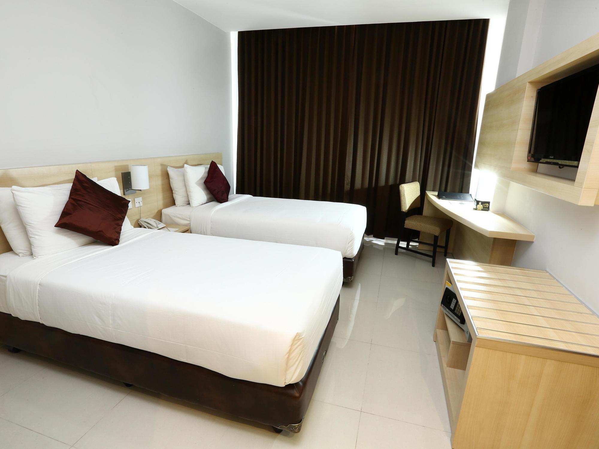 Grand Cakra Hotel Malang Ngoại thất bức ảnh