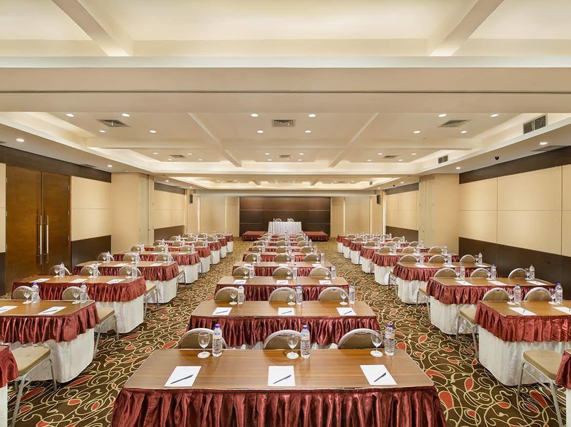 Grand Cakra Hotel Malang Ngoại thất bức ảnh
