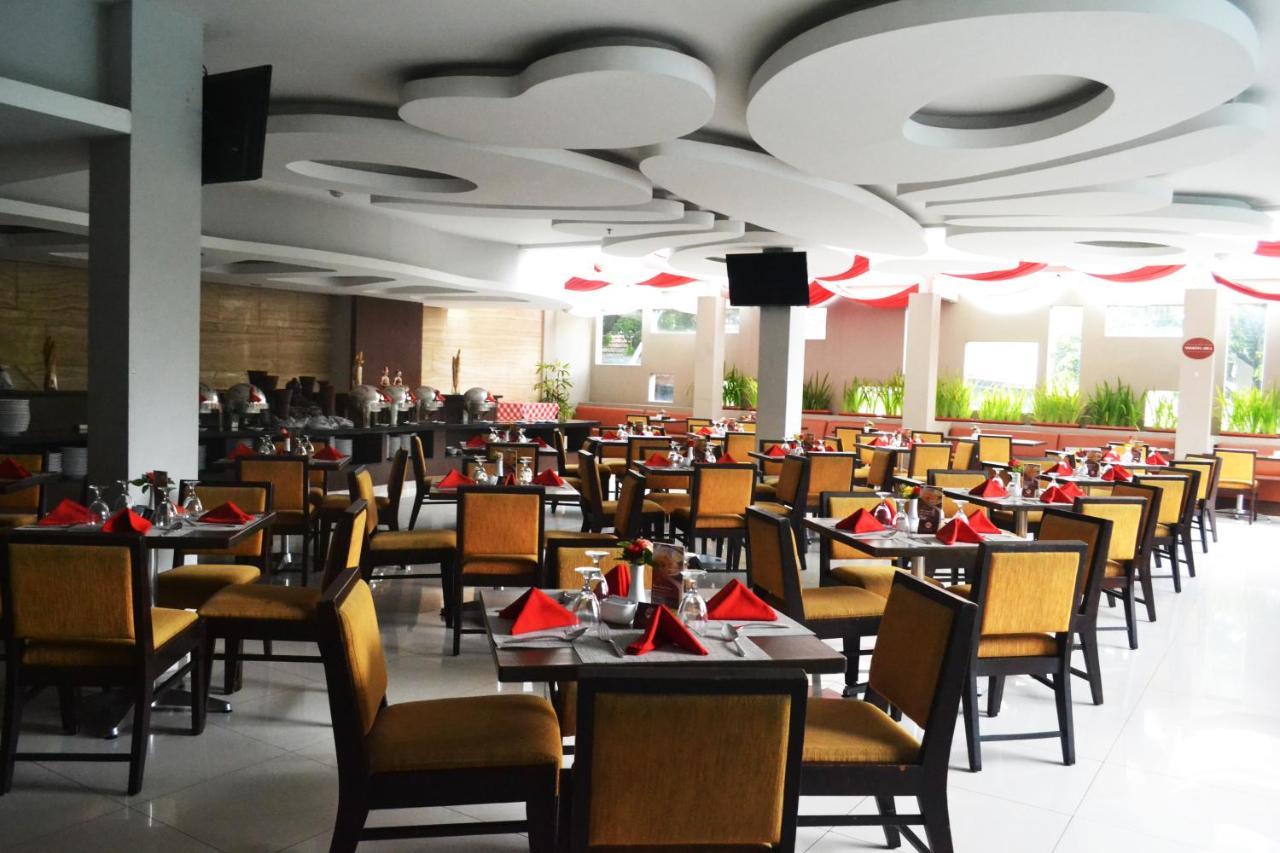 Grand Cakra Hotel Malang Ngoại thất bức ảnh